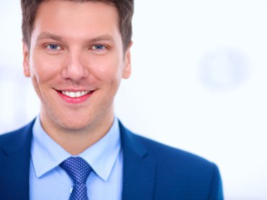 Ofiste masasının karşısında duran bir iş adamı ya da yönetici.