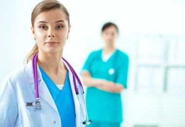 Tıp grubunun önünde çekici bir kadın doktor.