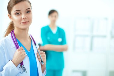 Tıp grubunun önünde çekici bir kadın doktor.