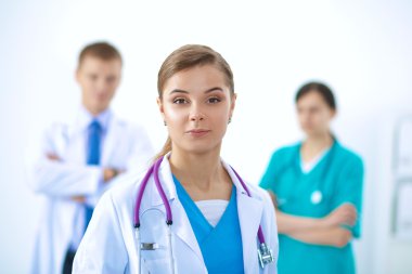 Tıp grubunun önünde çekici bir kadın doktor.