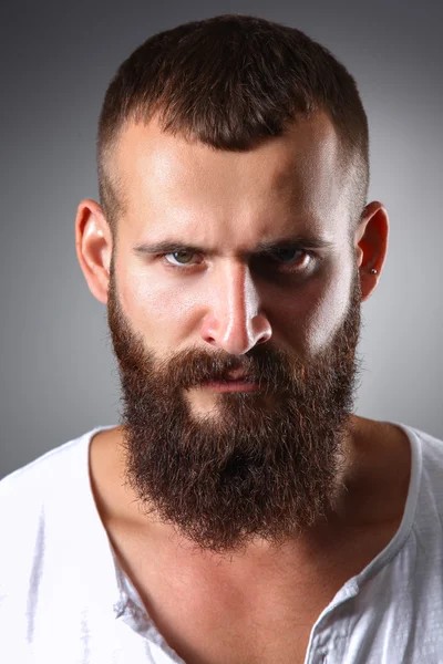 Retrato de homem bonito em pé, isolado sobre fundo cinza — Fotografia de Stock