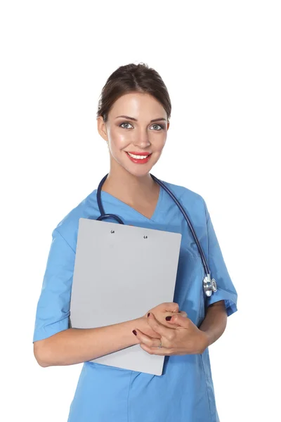 Médico sonriente con una carpeta en uniforme de pie en el hospital — Foto de Stock