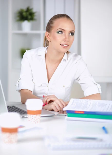 Attraktive Geschäftsfrau sitzt im Büro — Stockfoto