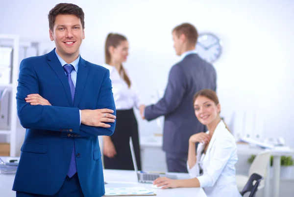 Gente de negocios sentada y discutiendo en reunión de negocios — Foto de Stock