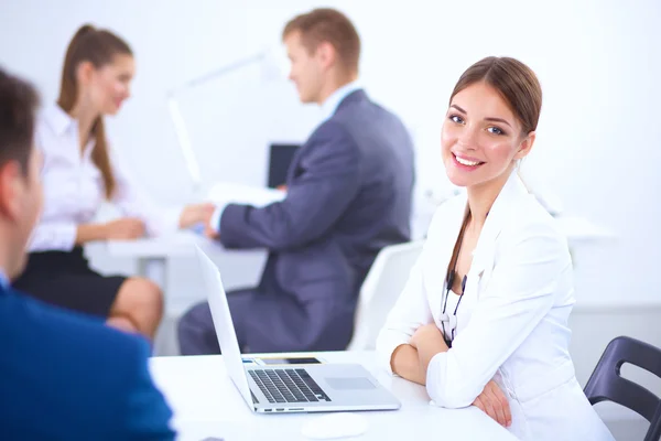 Hermosos jóvenes empresarios con colegas discutiendo en el fondo — Foto de Stock