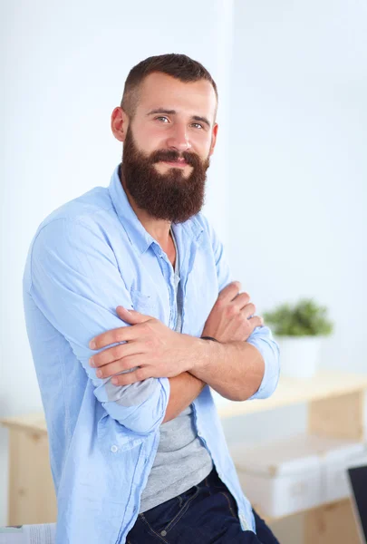 Jonge zakenman zit op stoel in functie — Stockfoto