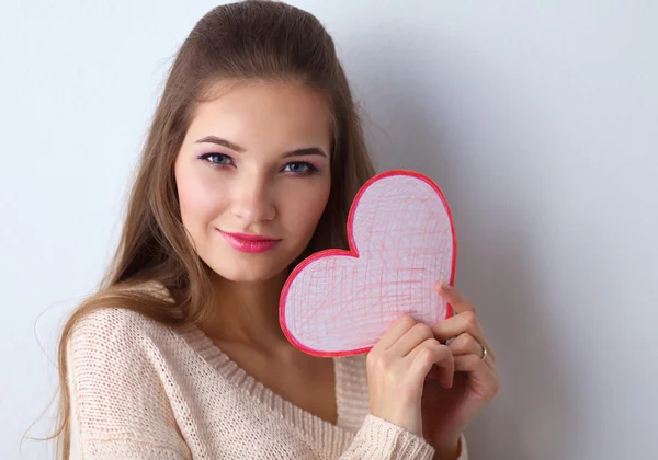 Ritratto di giovane bella donna che mostra carta regalo. San Valentino — Foto Stock