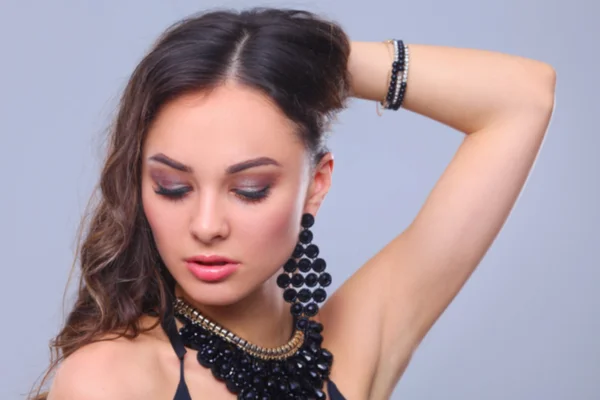 Retrato de una hermosa mujer con collar — Foto de Stock