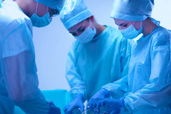 Chirurgien d'équipe au travail en salle d'opération. — Photo