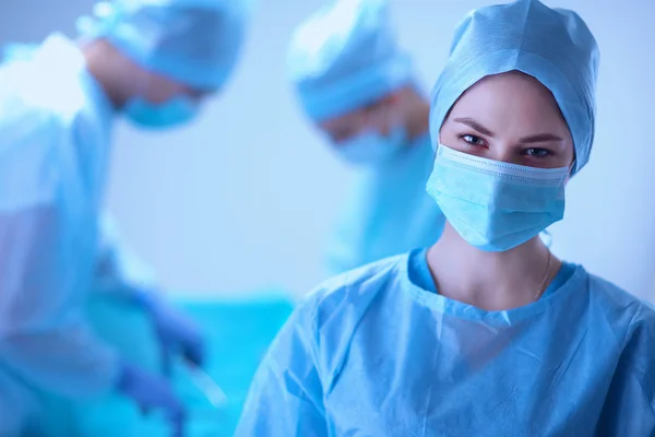 Teamchirurg aan het werk in de operatiekamer. — Stockfoto