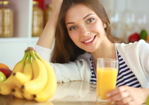 Porträtt av en vacker kvinna som håller glas med välsmakande juice — Stockfoto