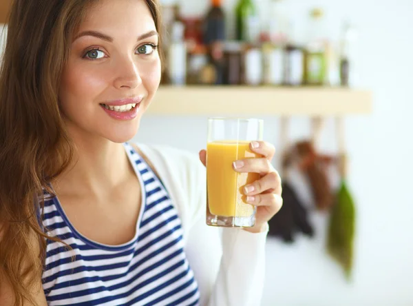 Porträt einer hübschen Frau im Glas mit leckerem Saft — Stockfoto