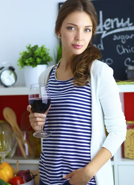 예쁜 여자가 부엌에서 와인을 마시고 있네 — 스톡 사진