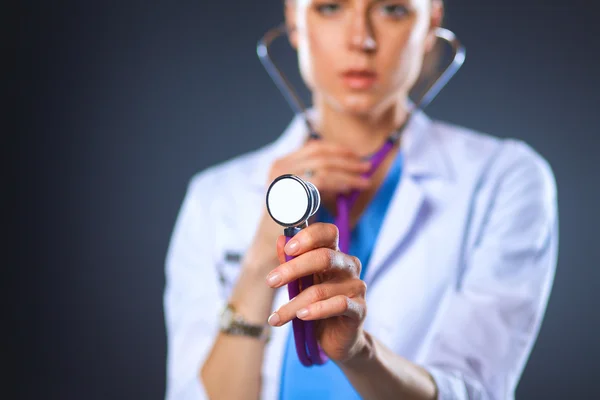 Doctora con estetoscopio escuchando, aislada sobre fondo gris —  Fotos de Stock