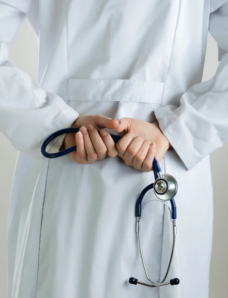 Крупним планом жінки-лікарі рука тримає стетоскоп — стокове фото