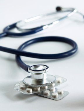 Steteskop ve kardiyogram hapları