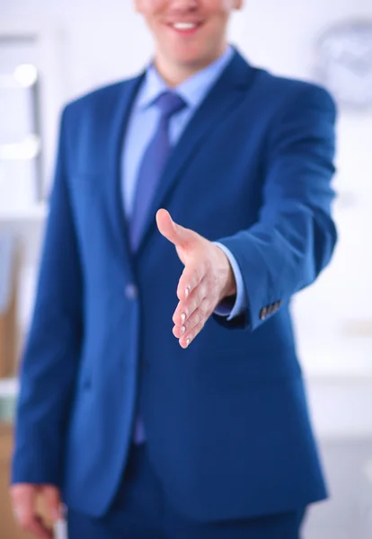 Conceito de negócios e escritório - homem de negócios bonito com a mão aberta pronta para aperto de mão — Fotografia de Stock