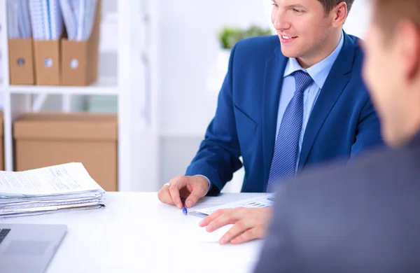 Les gens d'affaires qui travaillent avec un ordinateur portable dans un bureau — Photo