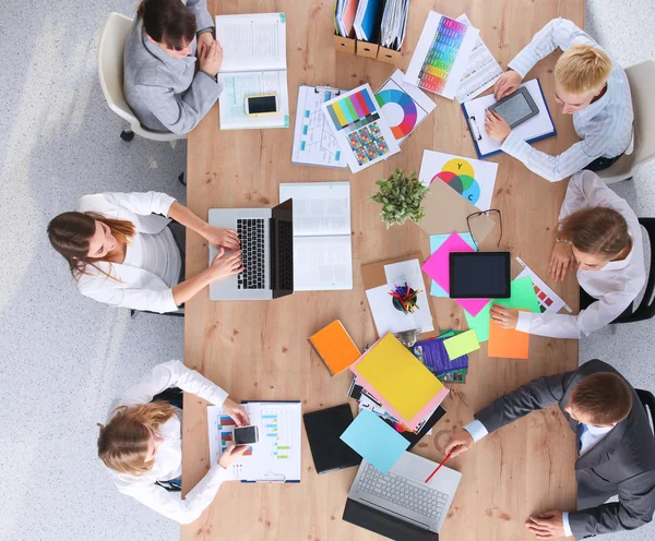 Gente de negocios sentada y discutiendo en la reunión de negocios, en la oficina — Foto de Stock