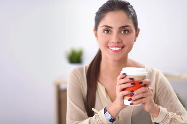 Vacker affärskvinna njuter av kaffe i ljusa kontor — Stockfoto