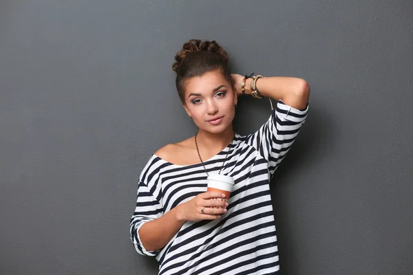Çay ya da kahve içen genç bir kadının portresi. — Stok fotoğraf
