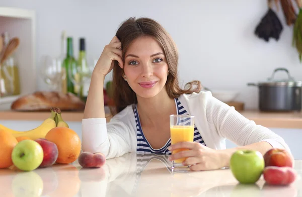 Ritratto di una bella donna che tiene un bicchiere con succo saporito — Foto Stock