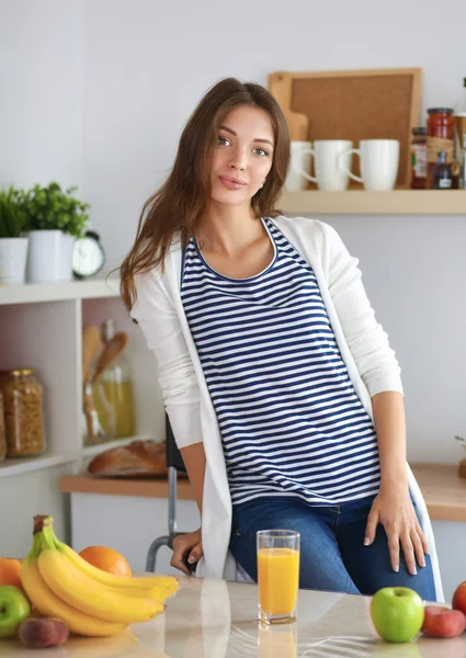 Porträtt av en vacker kvinna som håller glas med välsmakande juice — Stockfoto