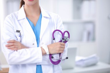 portre bilinmeyen bir genç kadın doktor stetoskop bir holding