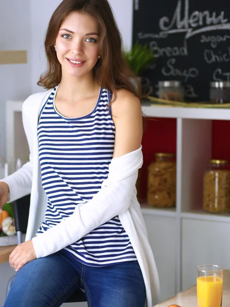 Porträt einer hübschen Frau im Glas mit leckerem Saft — Stockfoto