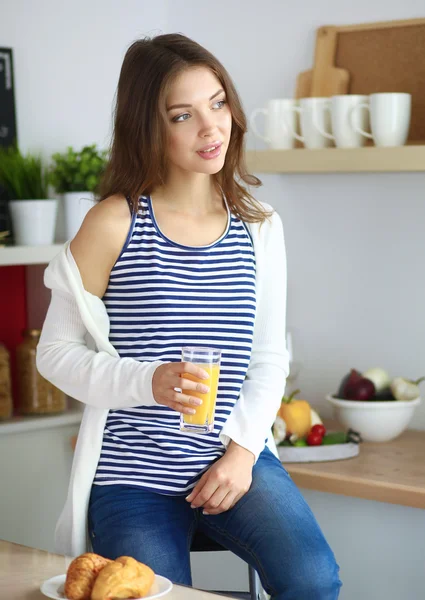 Porträtt av en vacker kvinna som håller glas med välsmakande juice — Stockfoto