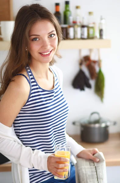 Porträtt av en vacker kvinna som håller glas med välsmakande juice — Stockfoto