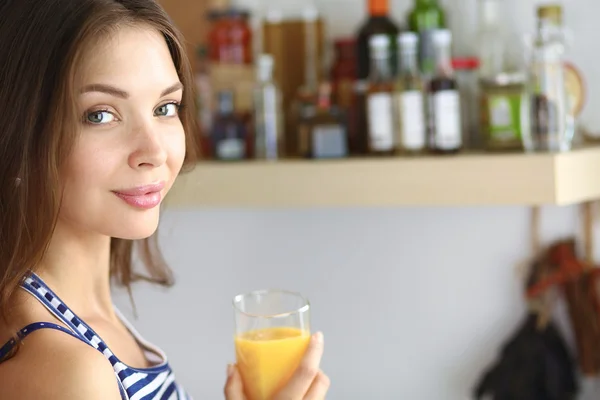 Retrato de una bonita mujer sosteniendo un vaso con sabroso jugo —  Fotos de Stock