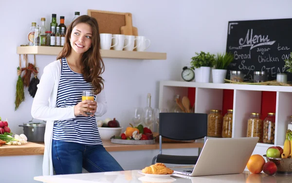 Porträtt av en vacker kvinna som håller glas med välsmakande juice — Stockfoto