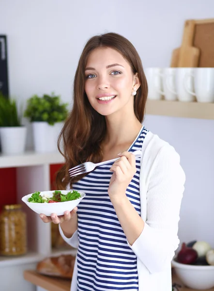 Jonge vrouw salade eten en het bedrijf van een gemengde salade — Stockfoto