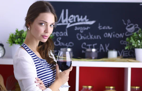 Hübsche Frau trinkt zu Hause Wein in Küche — Stockfoto