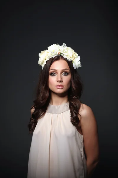 Portrait of a beautiful woman with flowers in her hair. Fashion photo — Stock Photo, Image