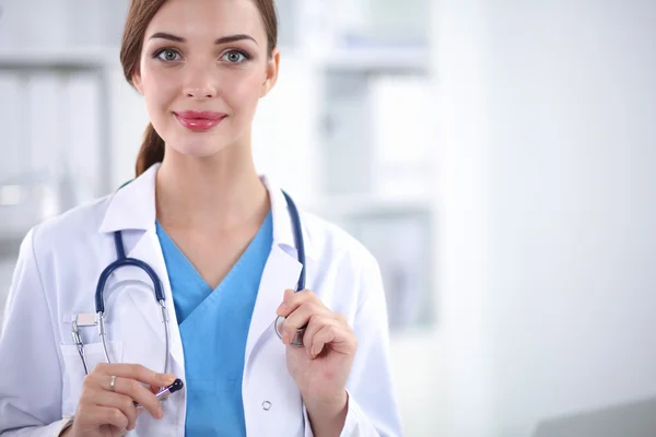 Retrato de la joven doctora exitosa feliz sosteniendo un estetoscopio —  Fotos de Stock