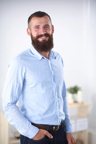 Portrait of a business man standing in office, isolated on whitebackground — Stock Photo, Image