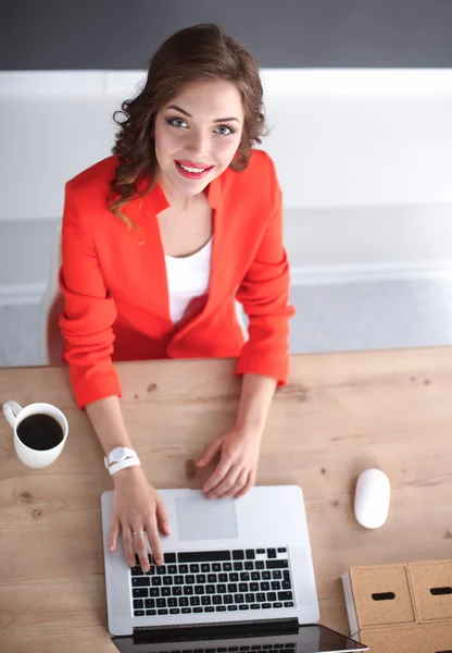 Vonzó nő ül íróasztal az irodában, dolgozik laptop számítógép — Stock Fotó