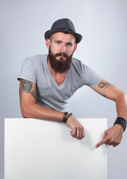 Portrait de jeune homme en chapeau debout près de blanc, isolé sur fond blanc — Photo