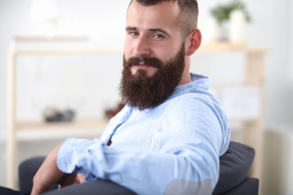 Affärsman som sitter i soffan i kontoret lobbyn, isolerad på vit bakgrund — Stockfoto