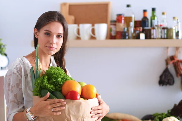 Jonge vrouw met boodschappentas met groenten — Stockfoto