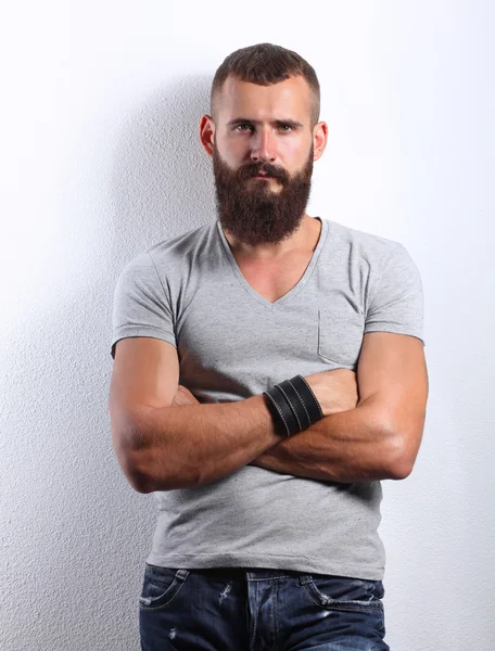 Retrato de homem bonito em pé, isolado sobre fundo cinza — Fotografia de Stock