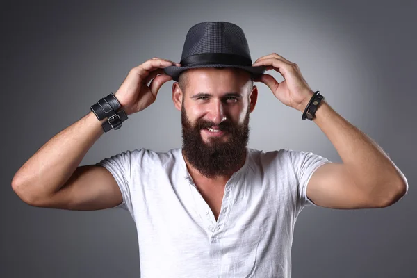 Retrato de un hombre guapo con sombrero de pie, aislado sobre fondo gris —  Fotos de Stock