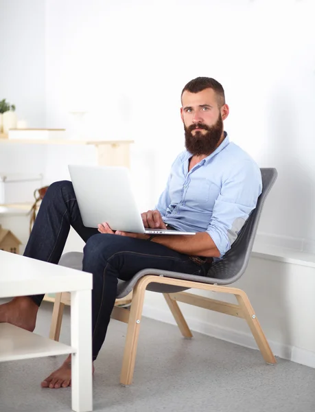 若いビジネスマンが事務所の椅子に座って — ストック写真