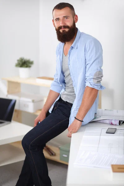 Retrato de diseñador masculino en sombrero con planos en el escritorio —  Fotos de Stock