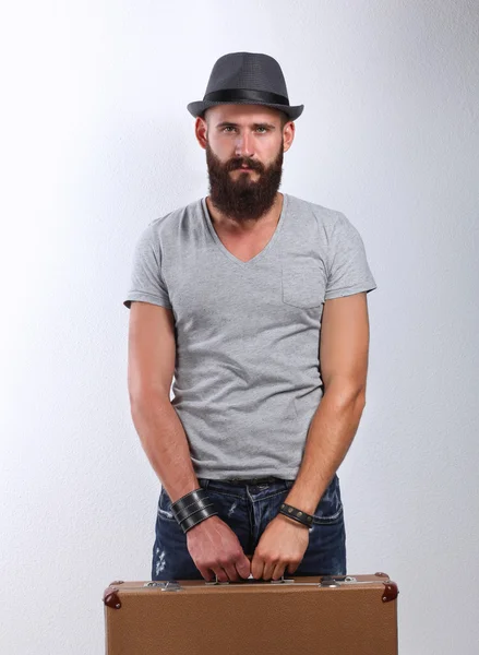 Портрет красивого бородатого мужчины в шляпе, стоящего с плохим, изолированным на белом фоне — стоковое фото