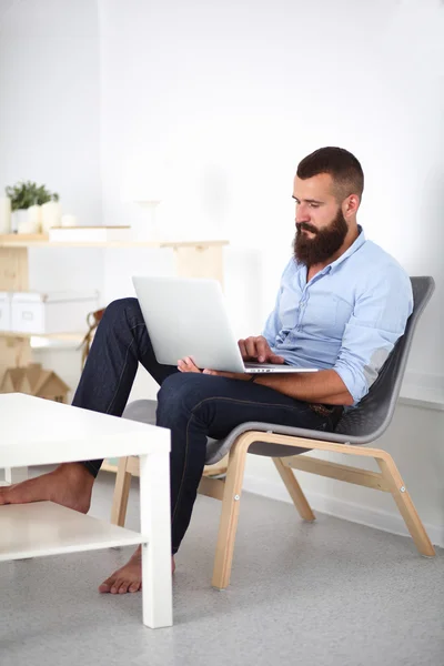 Jungunternehmer sitzt auf Stuhl im Büro — Stockfoto