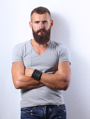 Ayakta, gri arka plan üzerinde izole yakışıklı adam portresi