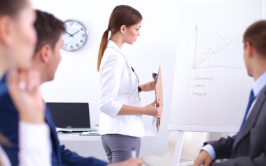 Güzel genç iş adamları arka planda tartışırken meslektaşları ile